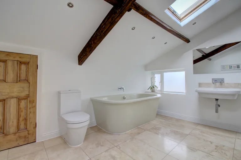 Here is also an impressive bathroom with separate bath and shower as well as stylish skylights.
