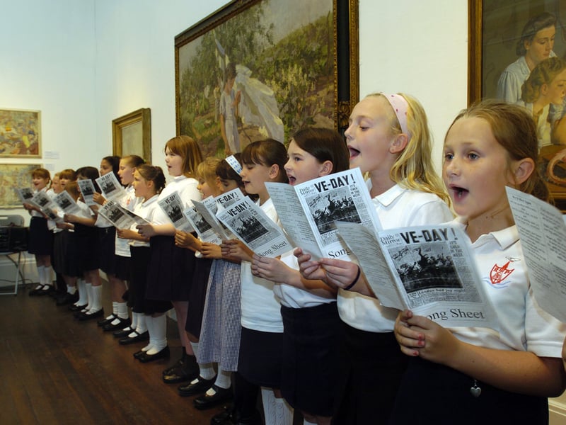 Pupils from Revoe Primary School (Blackpool) singing at the Grundy Art Gallery