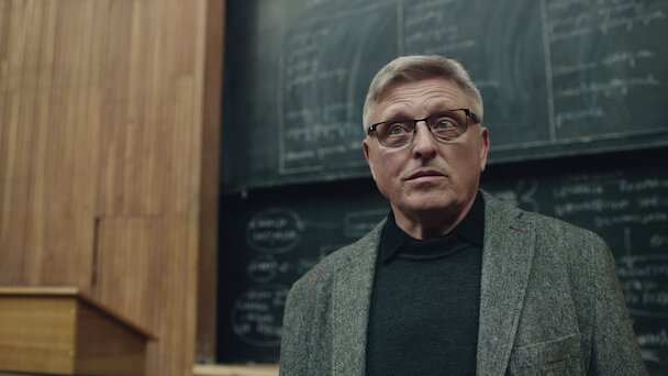 When a body is found on a beach in Poland's Tricity, a prosecutor teams up with the victim's parent in search of the truth.