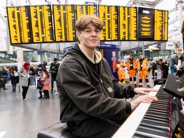 Ellis wows crowds and judges at Manchester Picaddilly train station in c4's The Piano