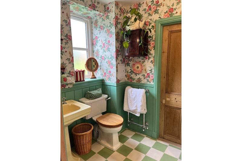Quiney Cottage's colourful bathroom.