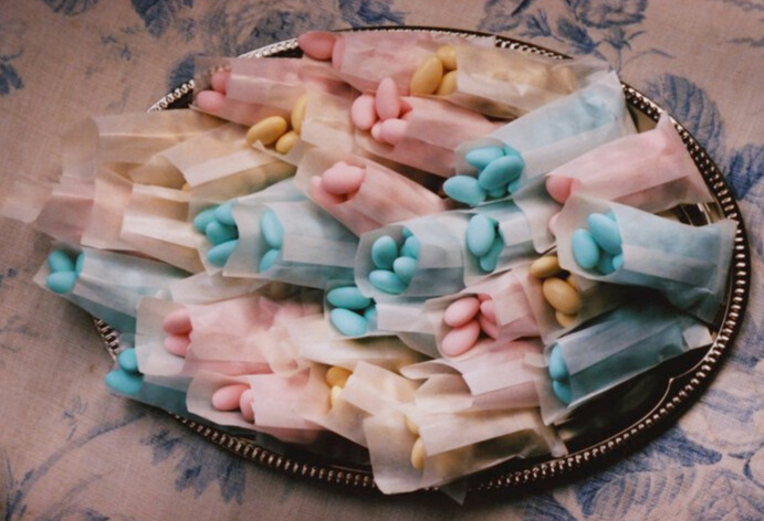 These were the OG wedding favours. You’d find them in little organza bags at every reception. And let’s be honest, they were more decorative than delicious. But hey, almonds need love too.