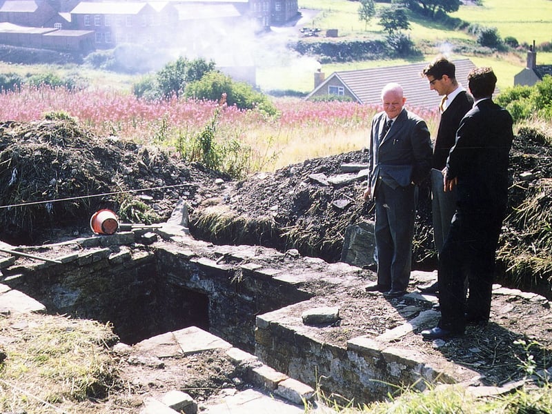 Members of Morley Local History Society seen during a visit to the Manor House Dig at Hart Hill in August 1967.
