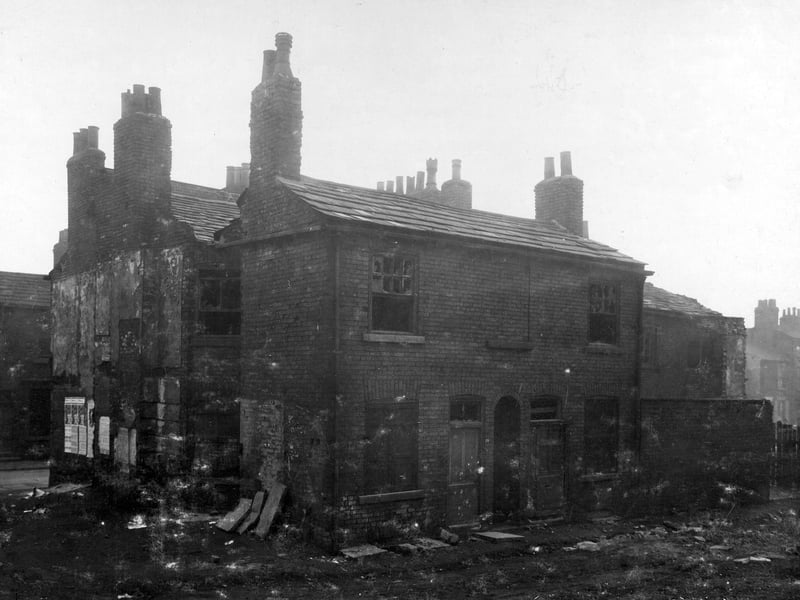 Derelict property in Bridge Street to be demolished. Pictured in October 1930.