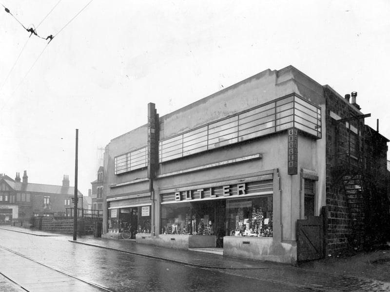 North Lane in January 1935. On the left, junction with Chapel Place, frontage of Frederick Hufton, grocer can be seen. Two shops with art decor frontage, on the left,W. Marsden and sons cycle shop and William Butler, grocer.
