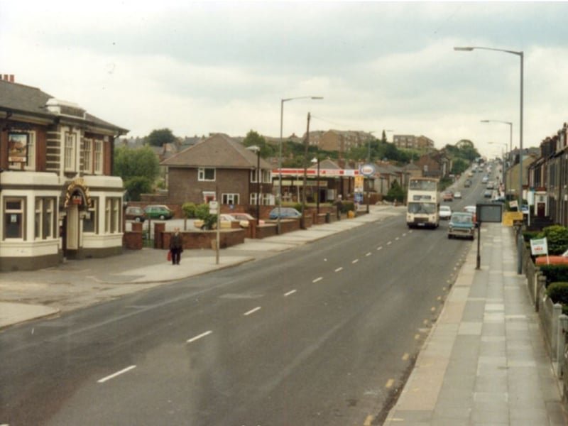 City Road, Sheffield, looking towards Manor Top, showing the Travellers Rest pub, some time between 1980 and 1999