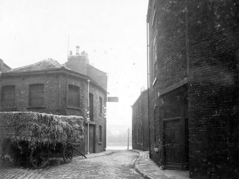 High Court Lane pictured in October 1930. This photo looks  towards Kirkgate, access also from the Calls.