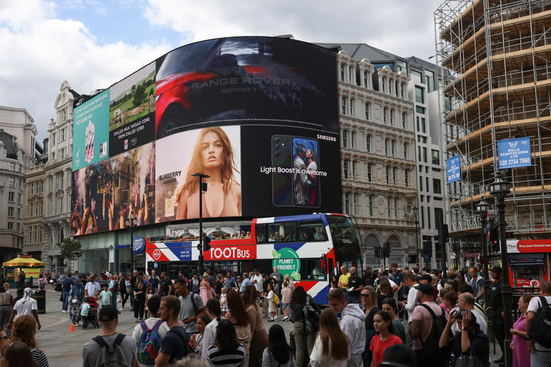 The bright screens of Piccadilly Circus are also featured in the first movie as Bridget passes through the spot while making her way to a book launch. 