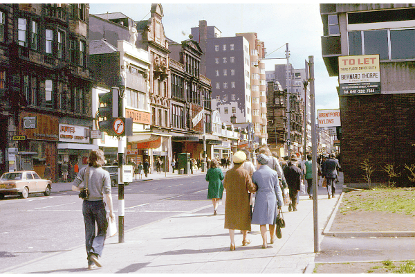 Shoppers pictured on Sauchiehall Street in 1975. 