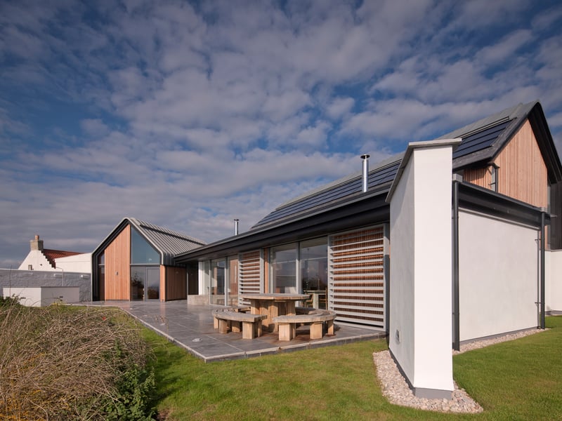 Mid Rock lies on the edge of the charming and popular seaside village of Elie in the East Neuk of Fife.