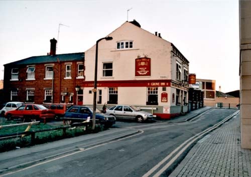View looking down Back Row to the junction with Stone Row in October 1999. The Grove Inn pub can be seen on the corner. Cars are parked in Stone Row. Back Row runs between Front Street and Victoria Road.