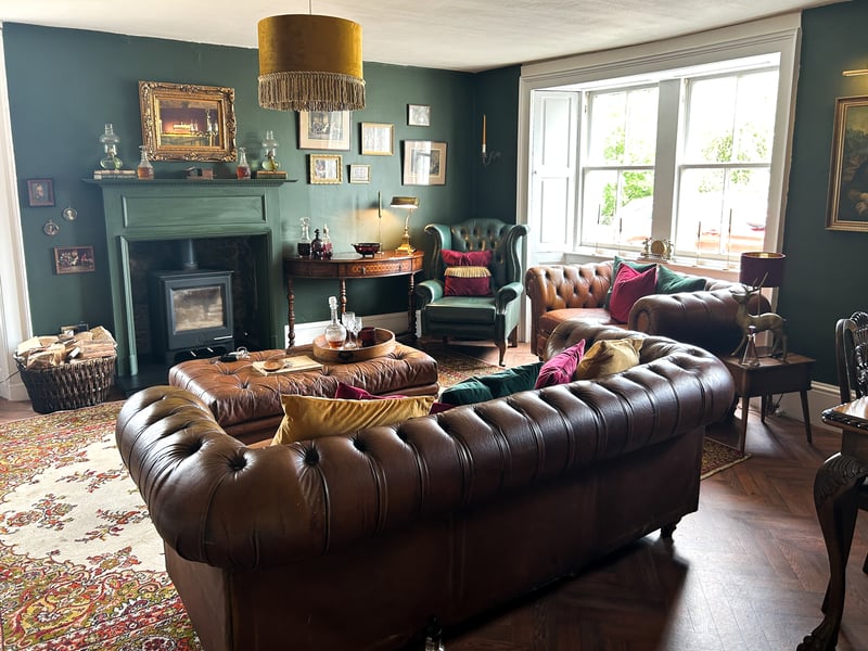 Old Manse's traditional living room