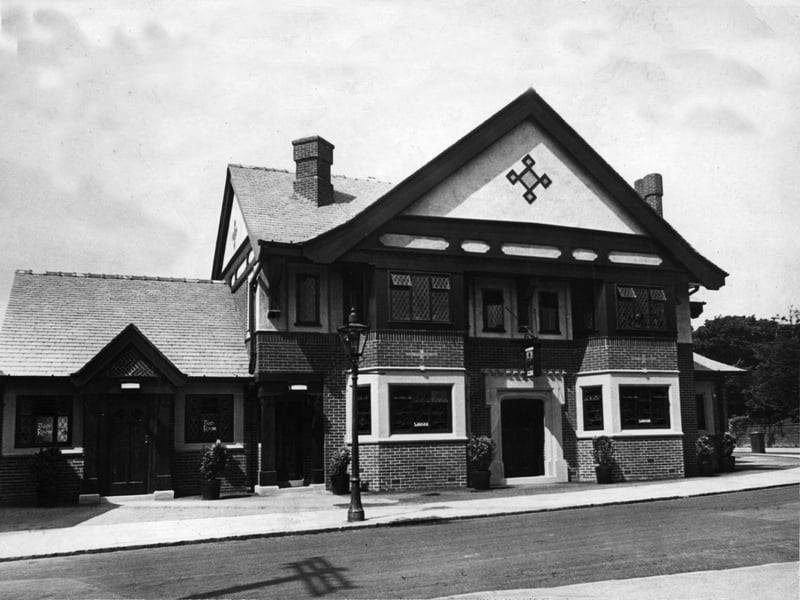 The new Boar's Head Inn, Preston Old Road Blackpool.
Took the place of one of the oldest Blackpool hotels in 1936.