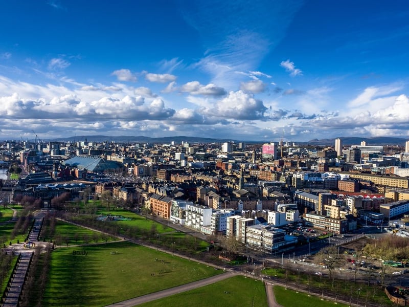 Located on the banks of the Clyde to the east of the city centre, Glasgow Green is an enormous flat green space with numerous paths perfefct for strolling, running or cycling. Also home to Glasgow's rowing club and the city's Winter Gardens, you can walk to the Green on the Clyde Walkway from the West End.