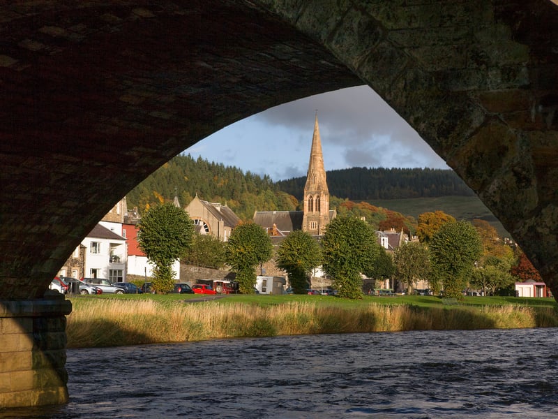 Located on the banks of the River Tweed and in the Scottish Borders, Peebles is a short distance from Edinburgh. With a mountain biking centre as well as walking trails, there are also shops and cafes to keep visitors entertained.