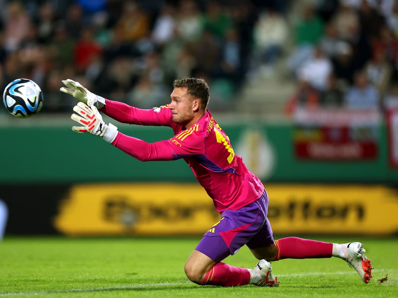 The goalkeeper worked out individually on the ball for the first time since suffering that kidney bruise in training a few weeks back, so could return to the bench.