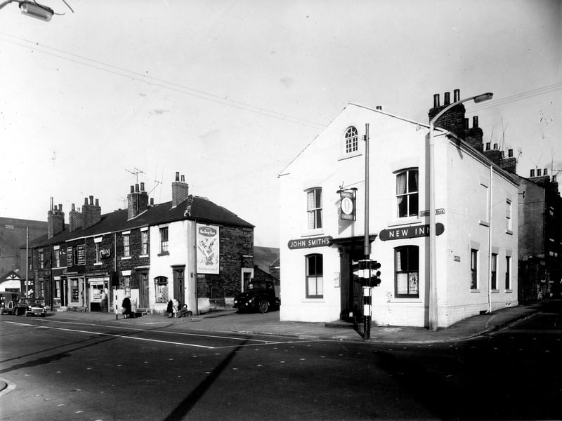 The New Inn pub house serving John Smiths beer is in view. On the right is Willow Road. Pictured in October 1959.