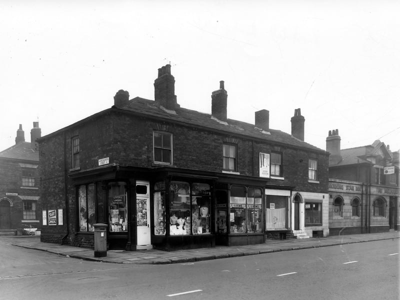 Wordsworth Street on the left, Bateson Street can just be seen on the left edge. The shop at the corner is 190 Kirkstall Road, Olivers Drapers. Next 188 is a pet food business, there are posters advertising horse meat for sale. Number 186 is empty with a 'For Sale' notice, 184 is possibly a fish and chip shop run by Nazir Mohamed. The Morning Star public house is on the right, landlord Alan Armitage. Pictured in October 1959.