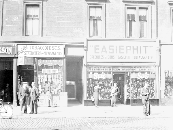 A busy day on Saracen Street, 1937