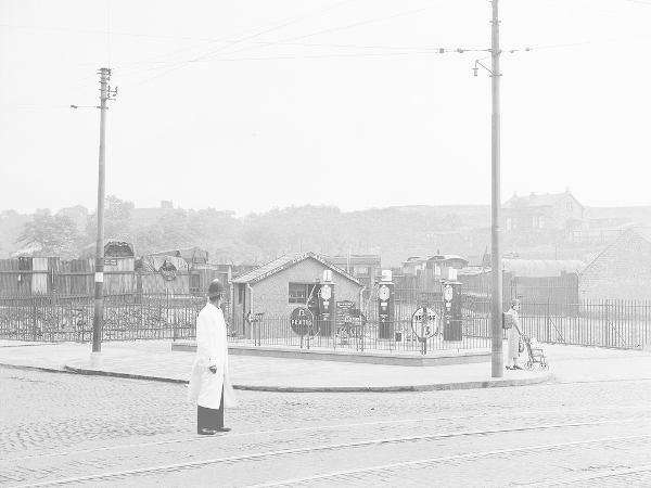 An old filling (petrol) station on Saracen Street in August 1934.