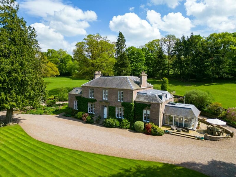 Baldowie is approached via a sweeping gravel driveway