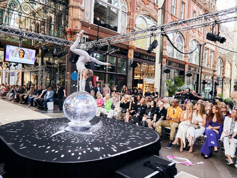 The evening began with a stunning performance by a mirror ball contortionist.