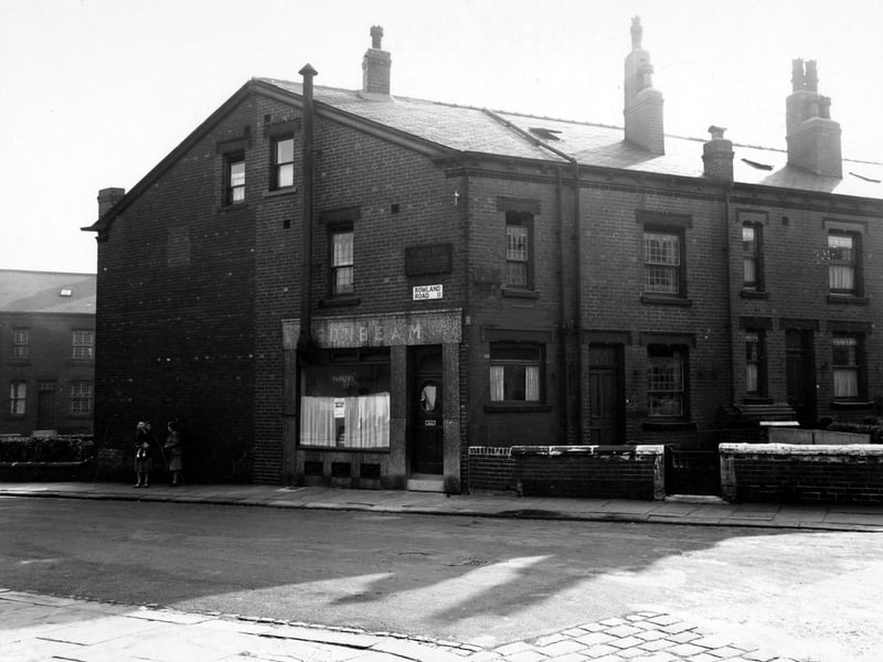 C. Parkers fish shop on Rowland Road by the junction with Sunbeam Terrace. Houses on Sunbeam Avenue are visible. Two women and a child are outside the shop. Pictured in September 1949.