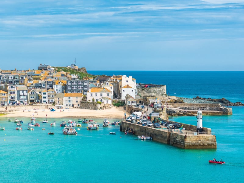 Home to a string of breath-taking golden beaches, St Ives Bay offers some of the most stunning coastal scenery in Cornwall and a good score of 7.13/10. The bay is a sheltered haven with pristine sands and clear waters, making it a great spot for an autumn surf or a walk along the shore. With the charming, artistic town of St Ives as a hub, the entire area is a vibrant and beautiful destination.