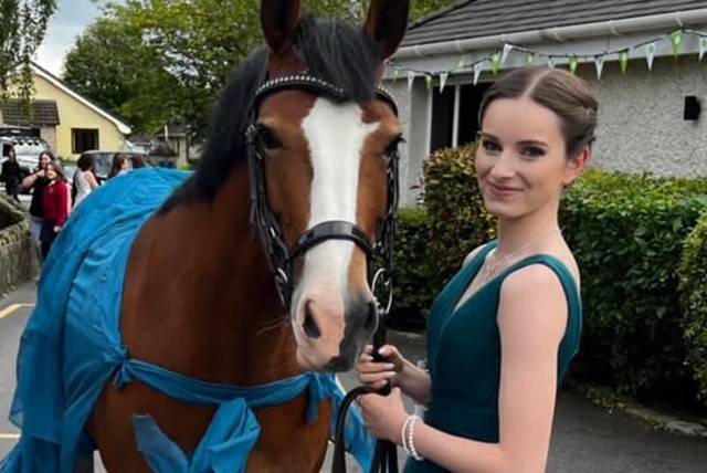 Madison Samways arrives with her horse!