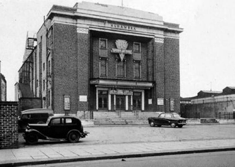 The Alhambra, the second “atmospheric” cinema in Britain, was designed to create an outdoor illusion in its auditorium. Directors of the Robin Hood Theatre brought this American concept to Birmingham, modelling the cinema after Spain’s Alhambra Palace. Visitors were greeted by a patterned floor, a sun-like ceiling light, imitation marble columns, and gold-embroidered blue velvet curtains. 
