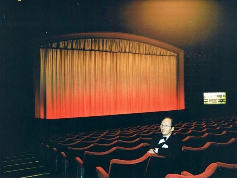 The Warwick Cinema, opened in 1929 by Smith & Booth, was a silent cinema seating 1500. Its interior mimicked the Warwickshire countryside, complete with a brenograph for celestial projections. It quickly adapted to sound films despite lacking acoustic walls. As cinema attendance declined in the 1950s, it was sold and converted into a bowling alley and a smaller cinema, which operated until 1992 when it became a Lazerquest arcade.