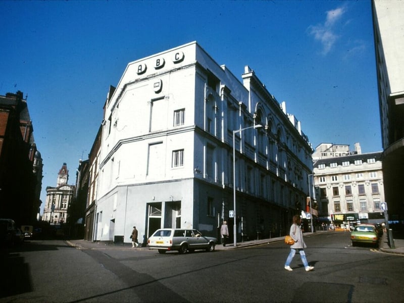 In the 1890s, this site, formerly the Masonic Hall, was among Birmingham’s pioneers in showcasing early film and moving images. It transitioned into a full-fledged cinema, the upmarket Theatre de Luxe, under Electric Theatres’ ownership. After several renamings, it emerged as the ABC New Street, gaining a reputation for unconventional content like Woody Allen and Monty Python films, until it shut down in 1983.