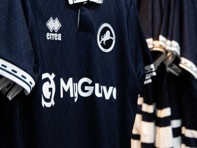 Kit manufacturer: Errea