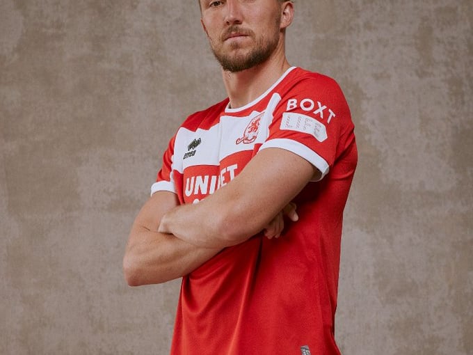 Kit manufacturer: Errea