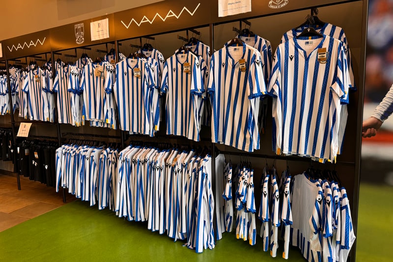 Kit manufacturer: Macron