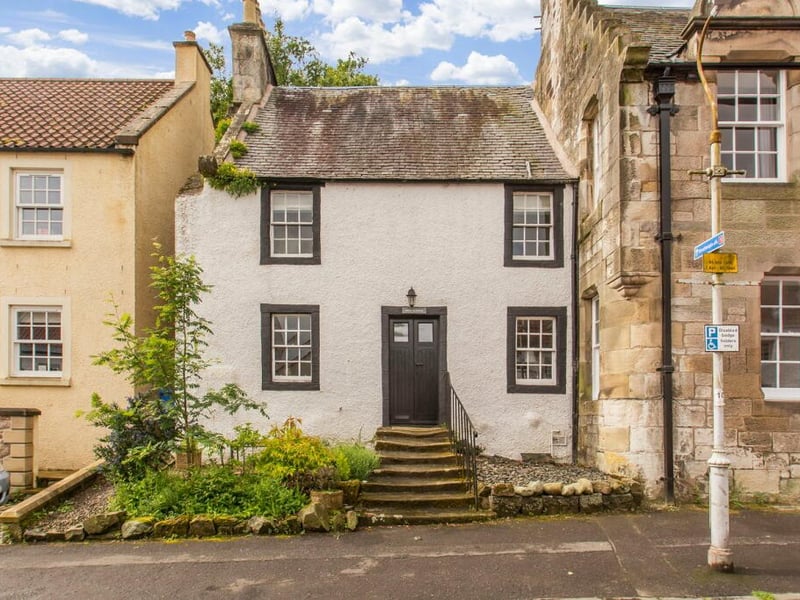 West Port is an 18th-Century B-listed end-terraced house. The cottage’s outside appearance is very Kidnapped, including white render, black paintwork and wonky stone steps up to the front door.