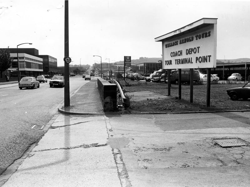 The Wallace Arnold ooach terminal on Gelderd Road in July 1980. To the left of Gelderd Road, is the building used by Yorkshire Electricity. Towards the centre of the view, the Ring Road crosses Gelderd Road. On the right is a Volkswagen showroom and forecourt,