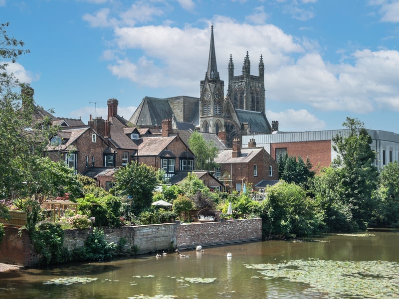Known for its stunning Regency architecture and lush parks, Leamington Spa is a historic spa town that offers a blend of old-world charm and modern amenities. It’s a hub for the gaming industry, earning the nickname “Silicon Spa,” and boasts excellent schools, making it ideal for families. The average commute time to Birmingham by train is around 36 minutes.