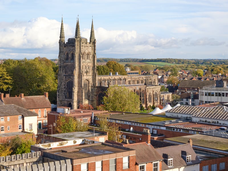 Tamworth is known for its historic castle and family-friendly environment. It offers good schools and beautiful parks, Tamworth offers a peaceful lifestyle with easy access to Birmingham. Commute: 30 minutes to Birmingham; identified as strong value location.
Typical house price: More affordable compared to many closer spots.
Vibe: Practical commuter base, less boutique than some.
Best for: Value-seekers who still want reasonable commute.
Considerations: Check local amenities/schools—they may not match premium areas.