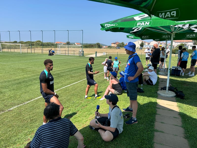 Kusini Yengi chats to supports after training has finished