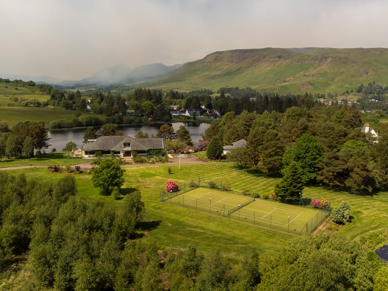 In a tranquil and idyllic setting above the picturesque Deil’s Craig reservoir on the edge of the Stirlingshire village of Strathblane, the house is in decent commuting distance of Glasgow.