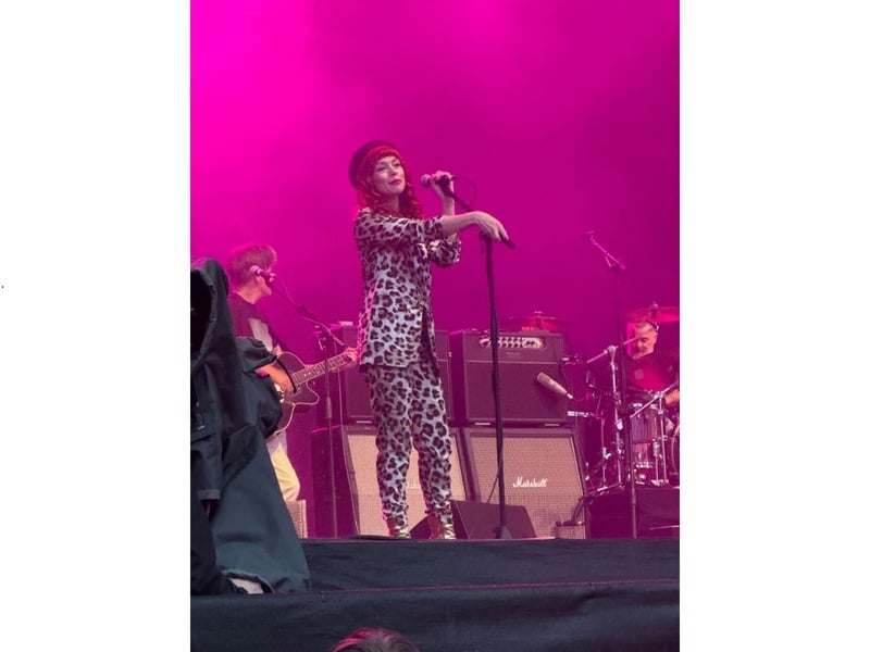The Anchoress joined Manic Street Preachers for a preformance of Little Baby Nothing.