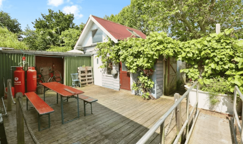 The listing says: "This unique and characterful modern static houseboat is available for sale with its own large private mooring and pontoon on a stunning location on the river Itchen giving access to the Solent, Hamble and the Isle of Wight." 