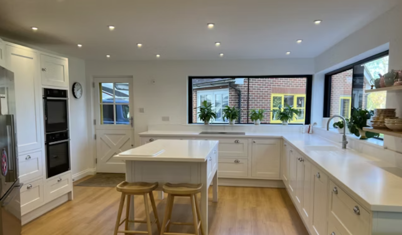 This property has six bedrooms, a detached double garage, a games room, two en suite bathrooms and a shower room. 