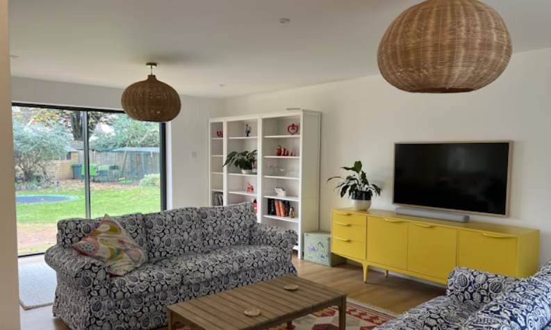 The listing says: "Situated in a large private plot of approx. half an acre, set back from the main thoroughfare & close to Lyndhurst village centre with its range of amenities & the forest. "