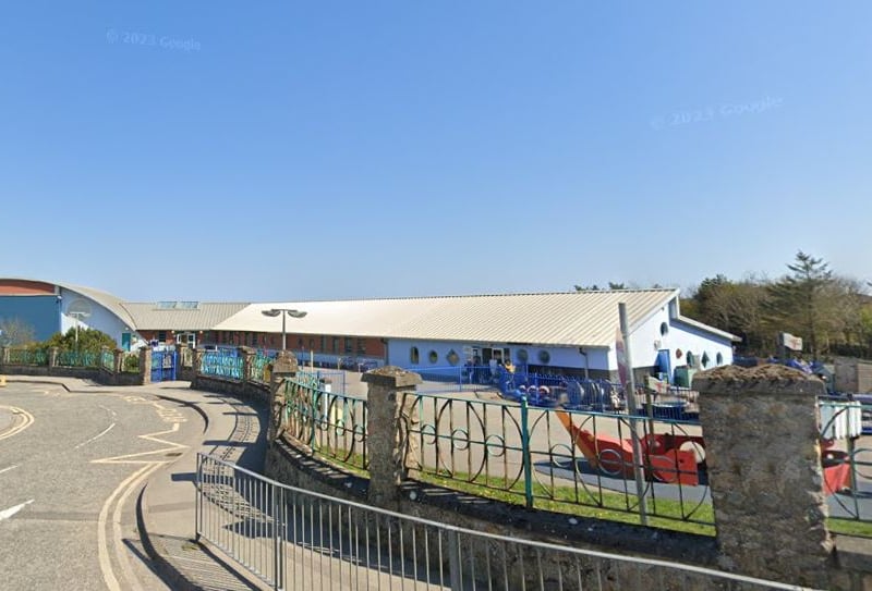 Charleston is a primary school down in Cove Bay, to the south of the city.
In the 2022/23 school year, it also had an average of 85% of its pupils meet the target levels.