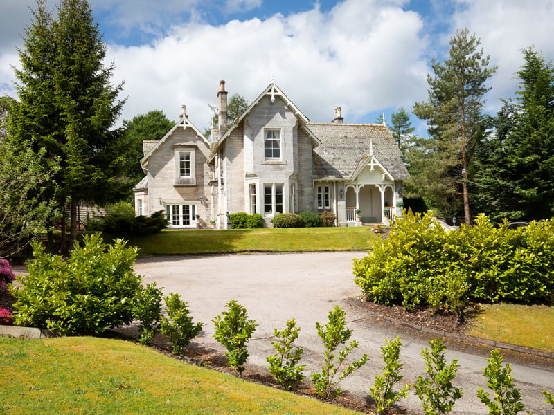 A detached family house set in an elevated position in the heart of Peebles, Kingsmuir was built in 1855 for the tartan maker to Queen Victoria. It has recently undergone refurbishment and modernisation, while retaining its charming period features.