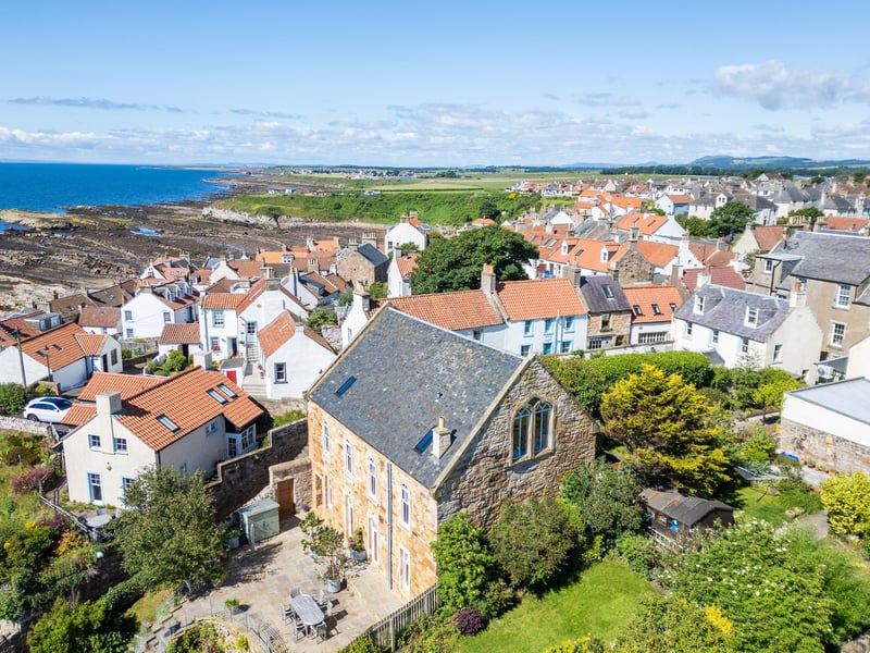 Old Church House is a striking building dating from the 1850s which sits prominently looking over pretty Pittenweem Harbour.
