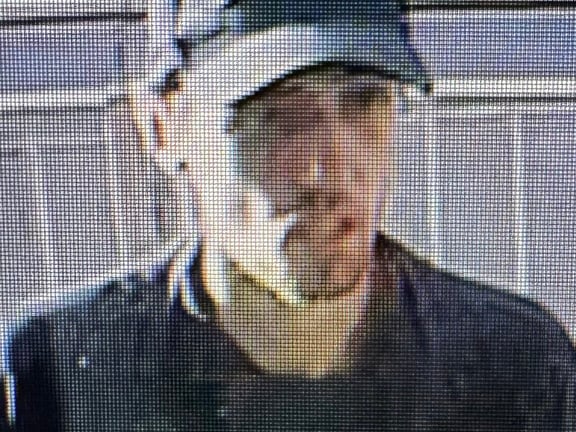 Photo LD8536 refers to a theft from a shop