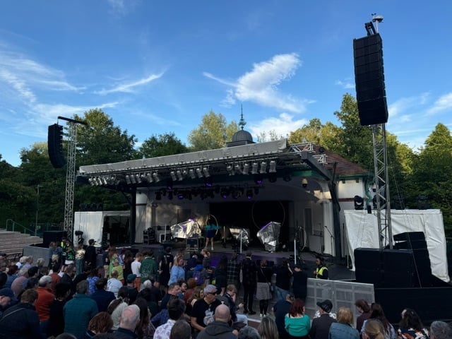 The sun shone for the gig at Glasgow's Kelvingrove Bandstand.